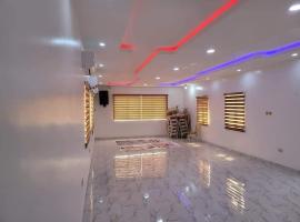 B&Y ROYAL BAR & LOUNGE ADIGBE ROAD ABEOKUTA NEAR ADIGBE POLICE STATION AFTER PANSEKE，位于Abeokuta的酒店