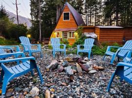 Cabin & A-Frame w/ Firepit near Fishing & Trails，位于朱诺的度假屋