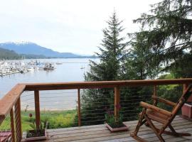 Juneau Oceanfront Home Overlooking Auke Bay，位于Mendenhaven的酒店