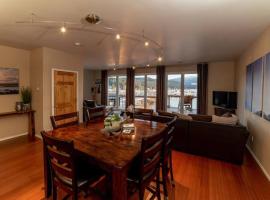 Family Getaway in Juneau Unforgettable Ocean Views，位于Mendenhaven的酒店