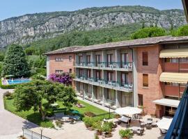 Hotel Gabbiano by Double Hospitality，位于加尔达的酒店