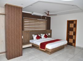 Hotel Rays Inn Boarding & Lodging，位于Dharmastala的酒店