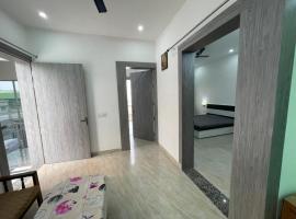 2 bhk flat with terrace near railway station，位于马图拉的酒店