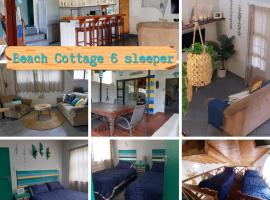 Beach Cottage - Hole in the Wall Resort，位于Hole in the Wall的乡村别墅