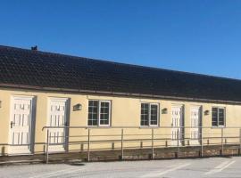 The Manor Inn Pub and Restaurant and Steakhouse and Motel style accommodation and 19 miles East of York City Centre and main road to the East Coast and Wolds Way Walk and 18 miles to Beverley Racecourse and 21 miles to Flamingo Land Theme park，位于约克的酒店