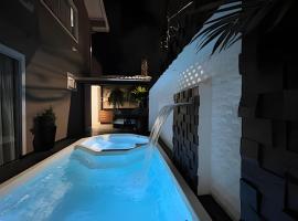 A Favorita Casa 15k Luxo Jacuzzi & Piscina，位于巴拉奈里奥-坎布里乌的酒店