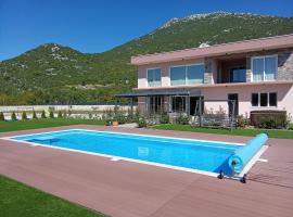 Villa Nebo 9&1 'heated pool' jacuzzi' tenis court' huge garden，位于奥米什的酒店