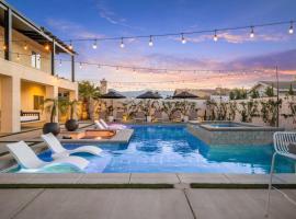 Desert Skyline Luxury Pool Home With Sunken Firepit Area，位于印地欧的酒店