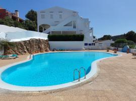Apartamento en el campo de golf Son Parc, Menorca，位于桑帕克的带泳池的酒店