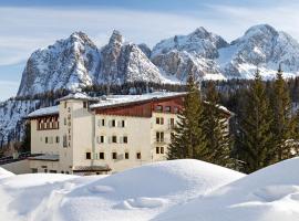 B&B Hotel Passo Tre Croci Cortina，位于科尔蒂纳丹佩佐皮安德拉比贡缇娜滑雪缆车附近的酒店