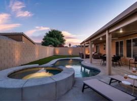 Desert Noir Modern Chic Pool Retreat，位于印地欧的酒店