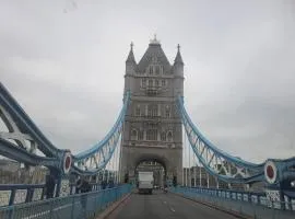WALKING TO TOWER BRIDGE