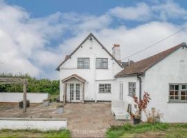 Beautiful 3-Bed House in the hamlet of Ham Green，位于雷迪奇的酒店