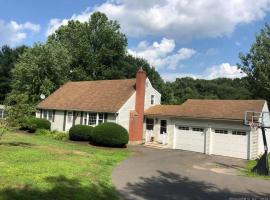 Delightful 4-bed, 2-bath home!，位于新普斯伯里的酒店