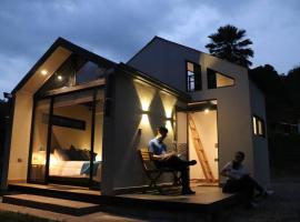 Luxury Glamping - Tiny House al natural，位于拉维加的小屋