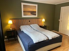 Stue, soverom og bad，位于Åmot的酒店