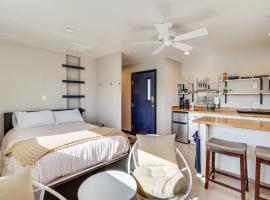 Quiet and Convenient Reno Studio Less Than 2 Mi to Downtown!，位于里诺的酒店