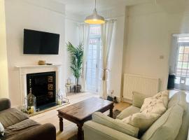 Newly Refurbished City Centre House With Parking，位于埃克塞特的酒店