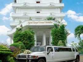 Hotel Royal Grand Paradise，位于Kelaniya的带泳池的酒店