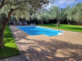 Varkiza Minimal Residence-5minSea，位于瓦里的酒店