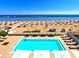 You & Me Beach Hotel，位于里米尼维塞尔贝拉的酒店