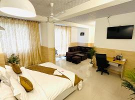 Hotel Relax In - Noida Sector 18，位于诺伊达The Great India Place附近的酒店