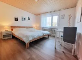 privates Zimmer in Unterkunft mit Glatttal Blick in Wasserschloss Nähe