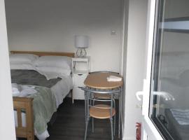 Cosy Garden Studio Room Minimum two night booking，位于霍夫的酒店