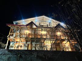 Ch'i SoulStone Retreat，位于Sainj的酒店