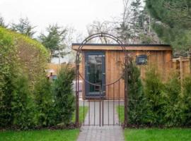 Luxury cabin with hot-tub，位于切尔滕纳姆的酒店