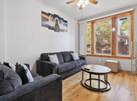 Chic Chicago Retreat home，位于芝加哥的酒店