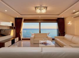 Shine Crystal, first line with a stunning view，位于Čučići的酒店