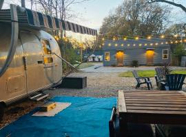 Boho Blue & Airstream Nearby All Things Memphis，位于孟菲斯的酒店