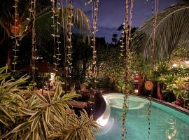 Umakayu Joglo Villa Canggu - Boutique Hotel，位于坎古的山林小屋