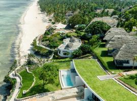卡拉夫海滩度假&Spa酒店，位于平圭的带泳池的酒店