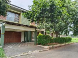Twin Guest House Grand Wisata，位于Cibuntu的酒店