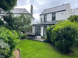 Lovely Charmouth cottage with log fire & garden close to beach