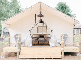 XLg Porch Deluxe glamping tents @ Lake Guntersville State Park，位于甘特斯维尔的豪华帐篷