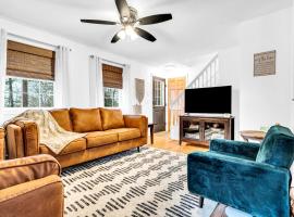 Thomas Trail - Game Room, Fire Pit, 1 min to Ski Mountain & Shared Beach!，位于Bridgton的酒店