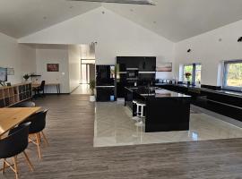 Charming Country House with Garden, Play Area & Pool，位于Ban Huai Kaeo的酒店