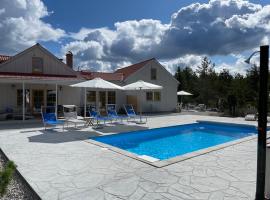 Villa VitvikenA in Gotland Pool，位于Slite的酒店