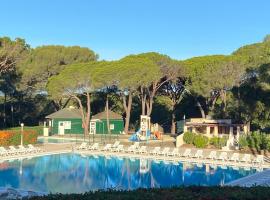 Domaine Valescure Appartement 1 ou 2 pieces vue jardin ou piscine，位于圣拉斐尔的酒店