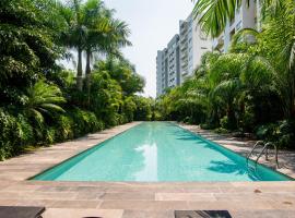 87978 DELUXE and unique 3BR condo by The Harbor, Via Montejo，位于梅里达的酒店