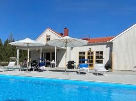 Villa VitvikenB i Gotland Pool，位于Slite的酒店