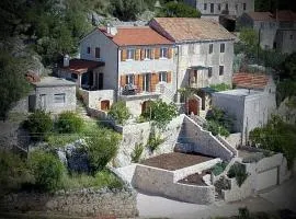 Nautilus-Bay Steinhaus im Dorf von Zavala für 2-7 Personen, 3 Schlafzimmer