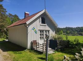 19th-century cottage on the Swedish West Coast，位于弗加尔巴卡的酒店