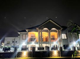 Digi Six-Bedroom Accra Luxury Home at East Legon and Close to Accra Airport，位于东勒贡的酒店