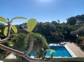 Sotogrande Duplex near Polo, 2 terraces, 2 pools, full south, 7' drive to beaches and Port, 4 people，位于索托格兰德香格里拉·卡纳大高尔夫俱乐部附近的酒店