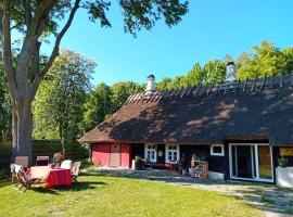 Romantiline talu ja saun Muhumaa südames，位于Hellamaa的酒店