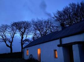 Thistle Thatch Cottage and Hot Tub - Mourne Mountains，位于纽卡斯尔的酒店